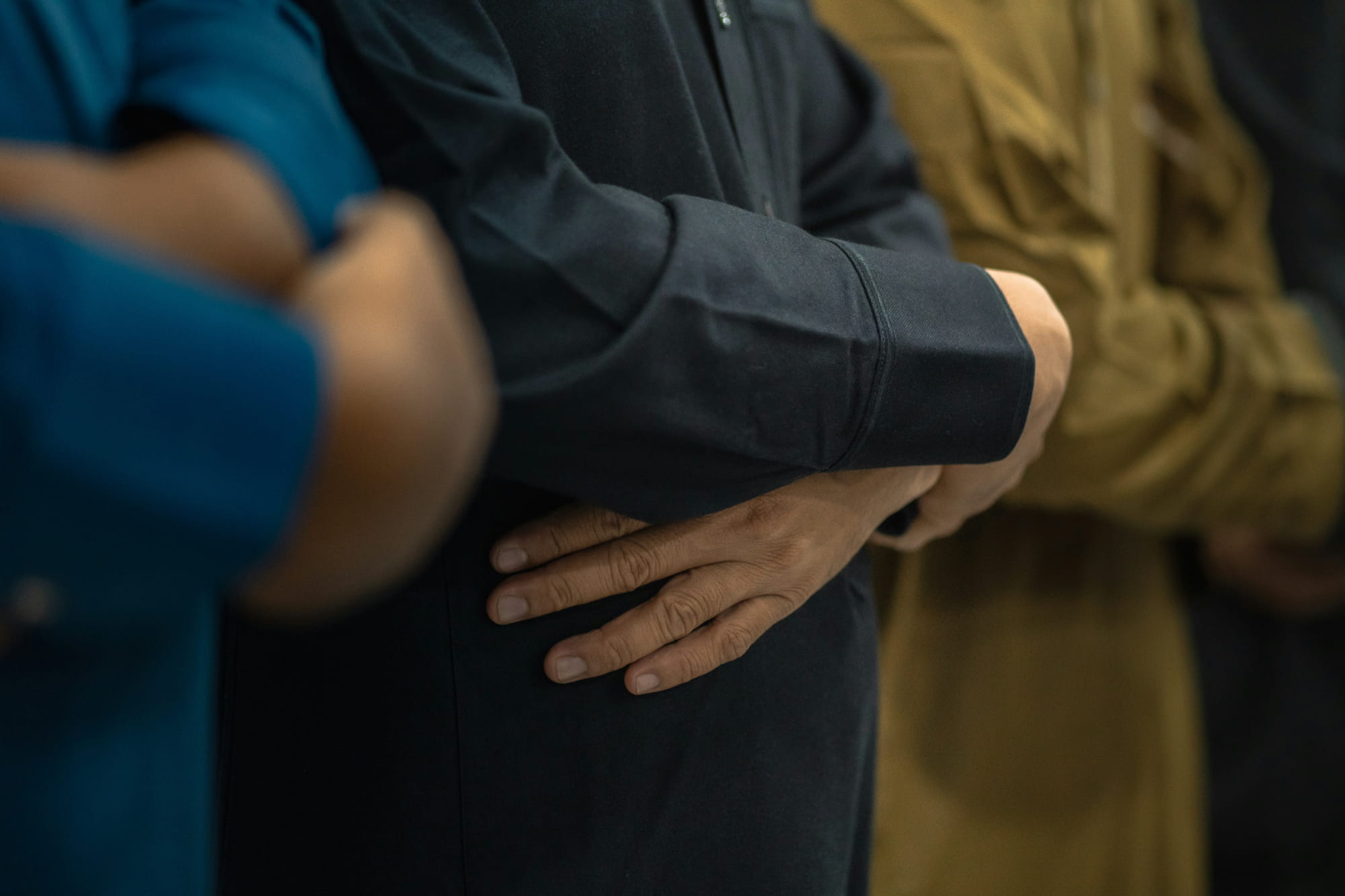 Hands while standing in prayer | Fitrah Tawheed